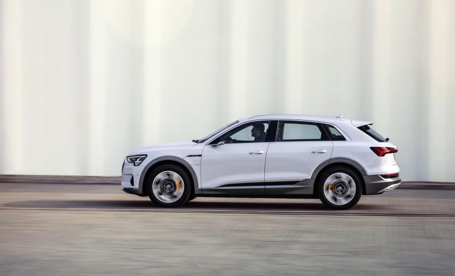  Audi e-tron 50 Quattro 2019 года  (WW) (фото 7 из 16)